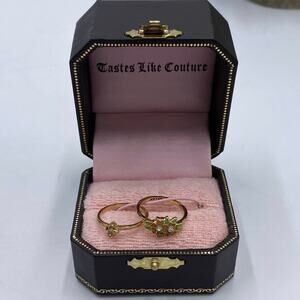 Juicy Couture‎ Set of Two Rings Gold
tone enamel pink Flower Bumblebee Sz 6.25